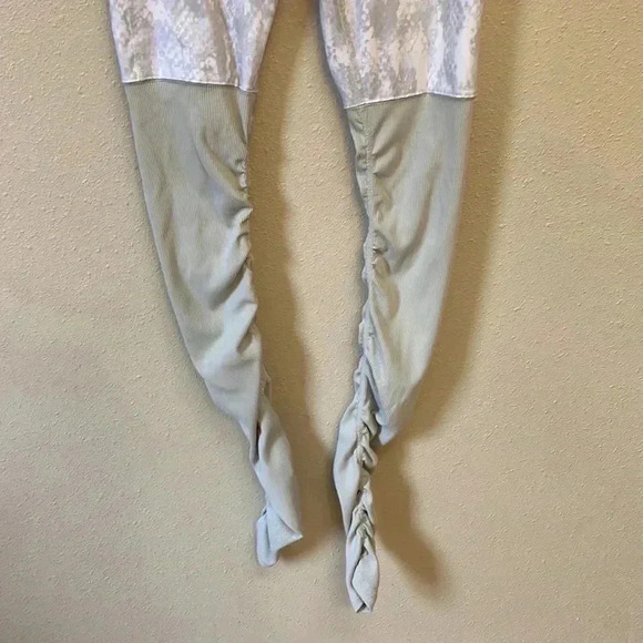 ALO Yoga Women’s Goddess Leggings - Picture 4 of 10